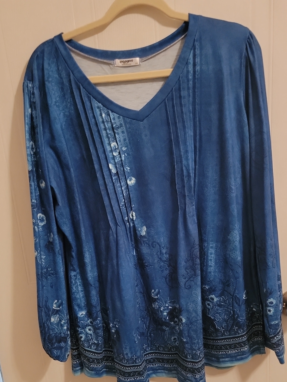 zeagoo Blue V-Neck Long Sleeve Floral Pintuck Top